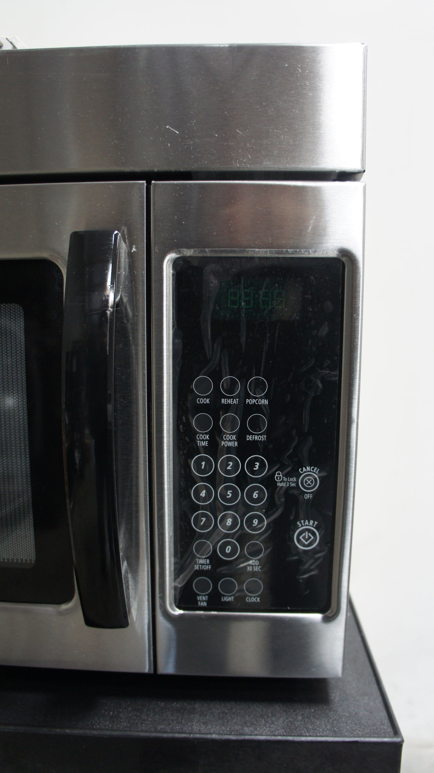 30" Whirlpool UMV1160CS 1.6 cu.ft. OTR Microwave Oven - Image 4