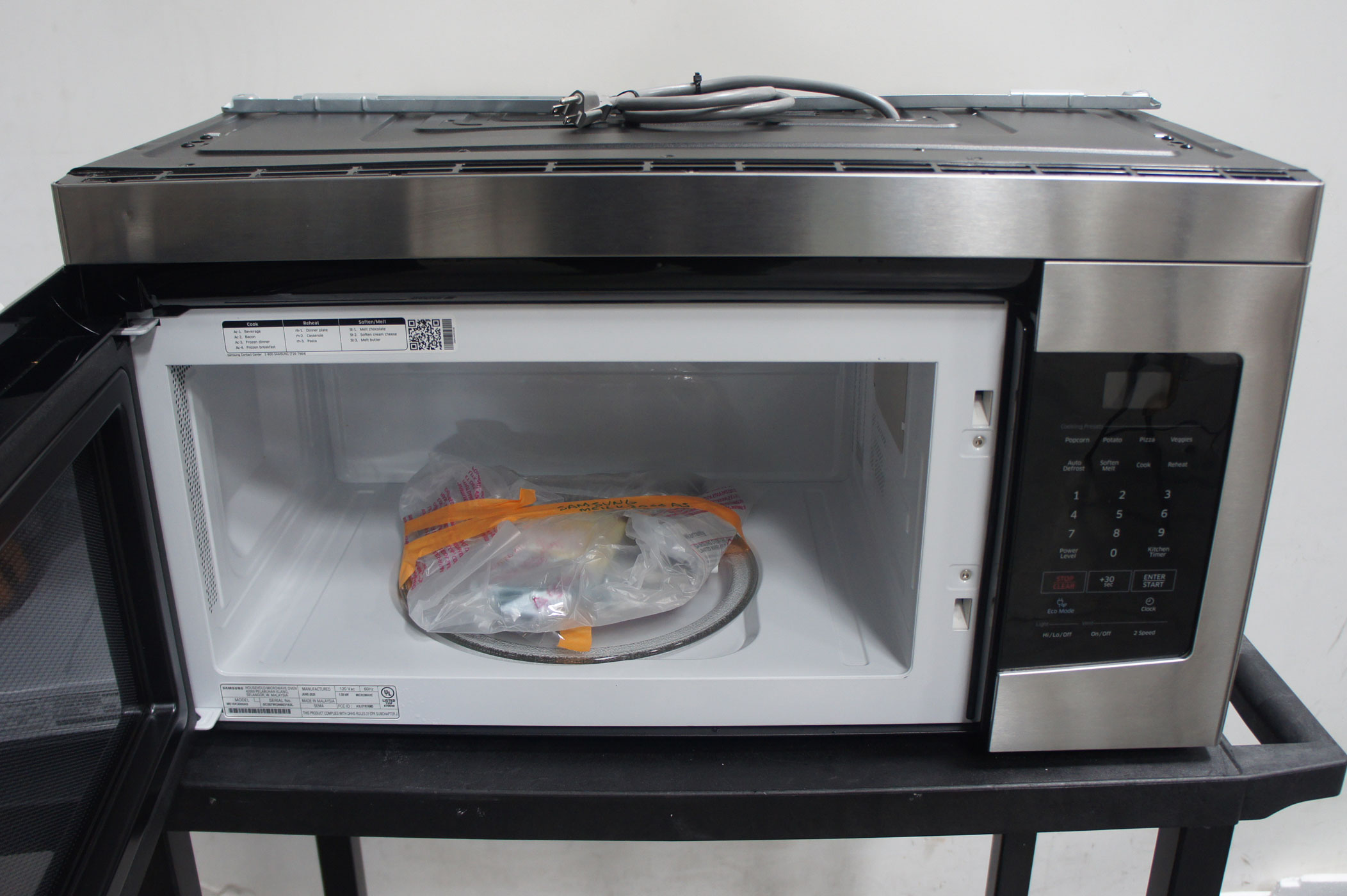 30" Samsung ME16K3000AS 1.6 cu.ft. OTR Microwave Oven - Image 4