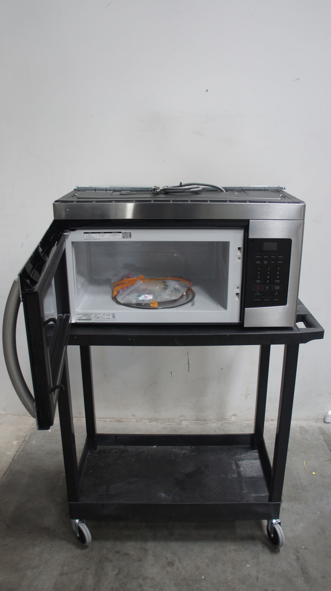 30" Samsung ME16K3000AS 1.6 cu.ft. OTR Microwave Oven - Image 2